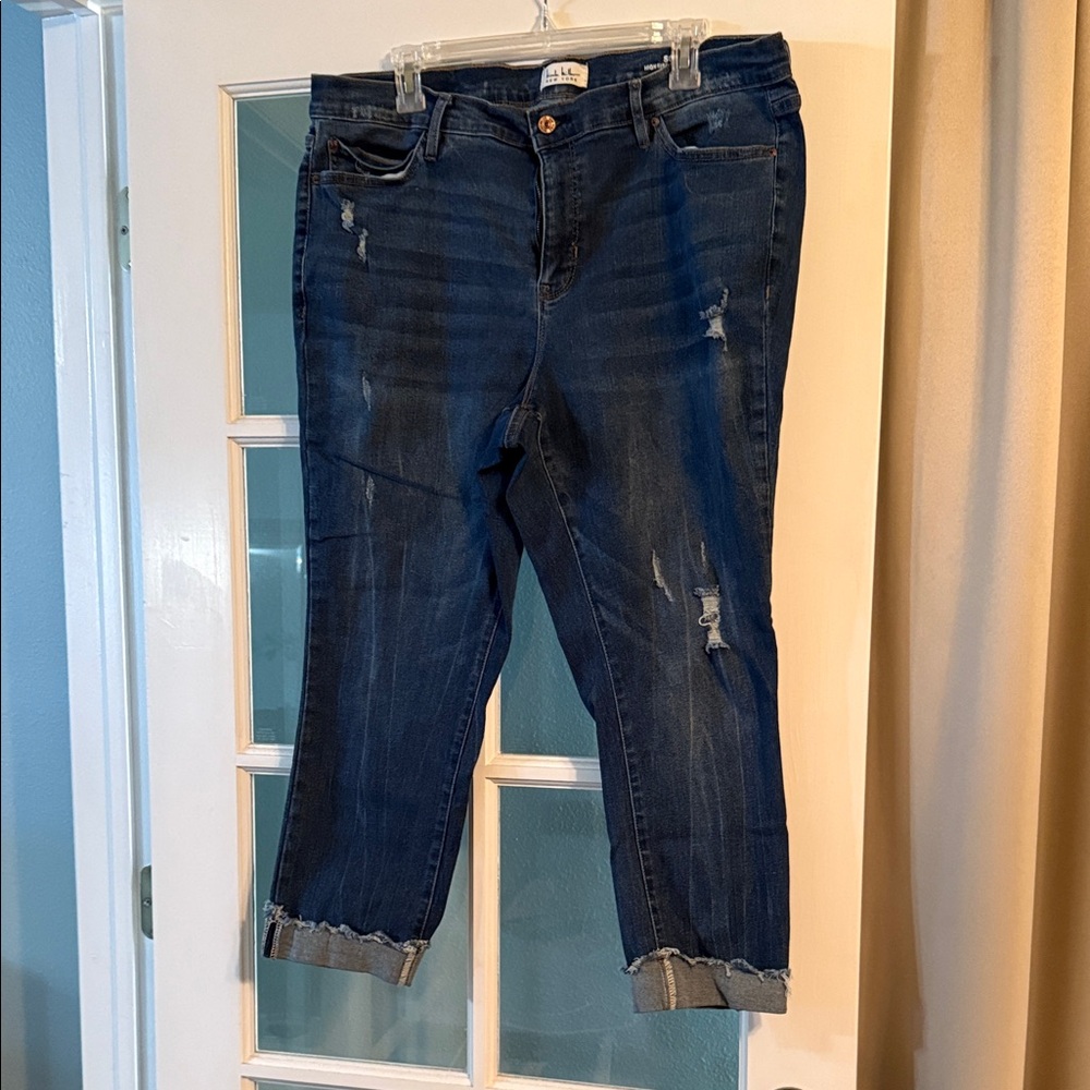 Nicole Miller distressed crop jeans
Size 16W
36” waist
Excellent used condition